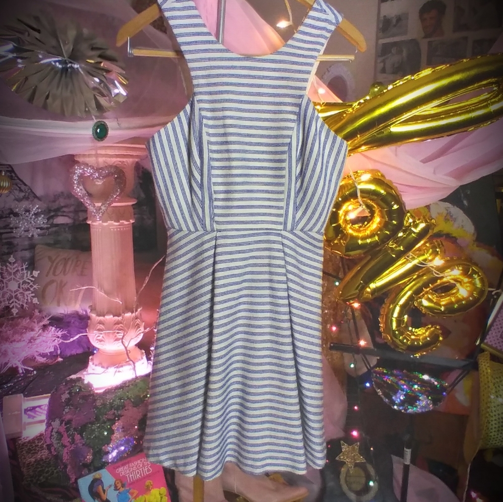 Sleeveless V-back dress